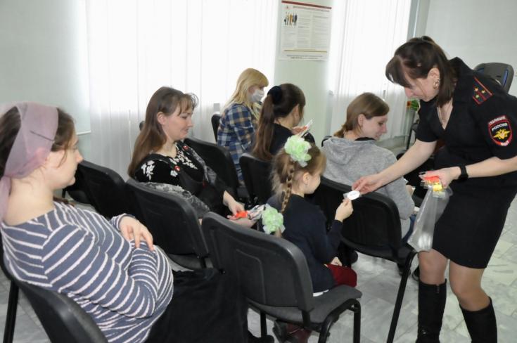 Тюменские автоинспекторы провели тренинги по безопасной перевозке детей для будущих мам