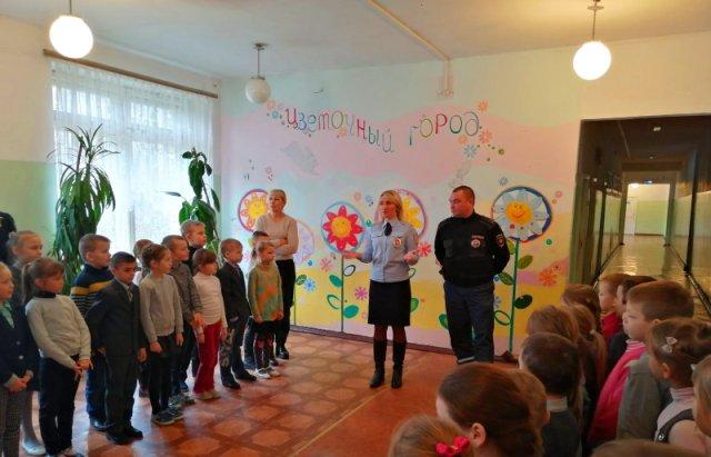 Сотрудники ГИБДД Смоленской области проводят профилактические беседы в школах на тему безопасности дорожного движения