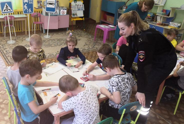 В Залегощенском районе Орловской области полицейские провели конкурс рисунков в детском саду