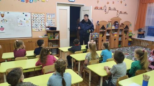 Сотрудники дорожно-патрульной службы Кольского района провели увлекательное мероприятие с воспитанниками детского сада