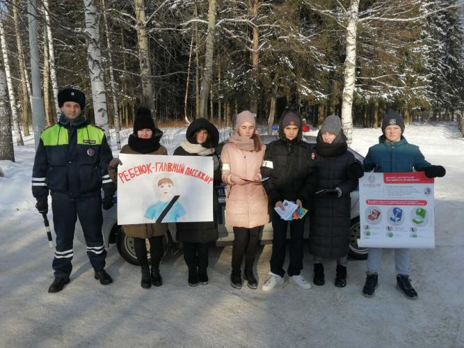 В Кировской области волонтеры выстроили живую инсталляцию детской дорожной безопасности