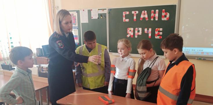 В Красноярском крае инспекторы ГИБДД помогли школьникам стать ярче на дороге