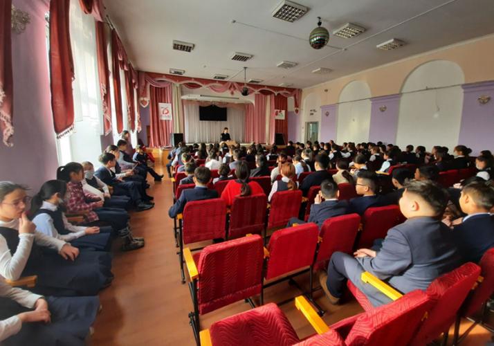 В Улан-Удэ автоинспекторы поговорили со школьниками о необходимости соблюдения правил дорожного движения