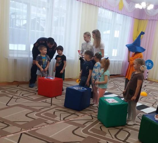 В Нижегородской области полицейские провели для дошколят эстафету