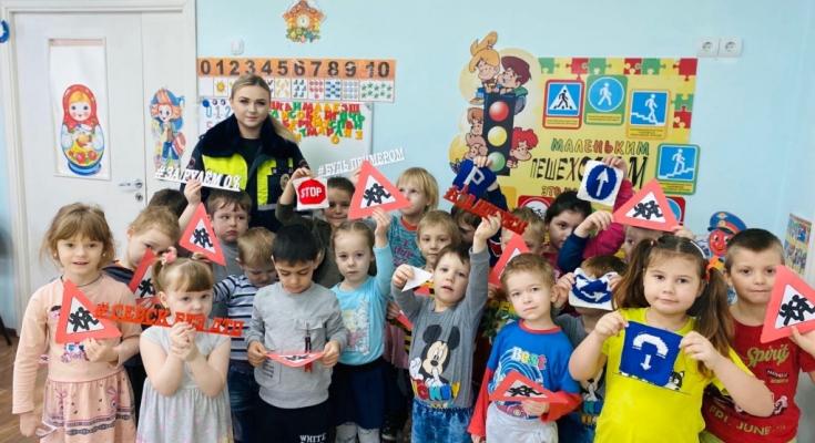 С помощью обучающих макетов, брянские автоинспекторы помогают юным пешеходам освоить азбуку дорожной безопасности