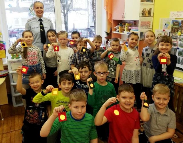 Новгородские дошкольники под руководством экспертов закрепили навыки безопасного поведения на дороге