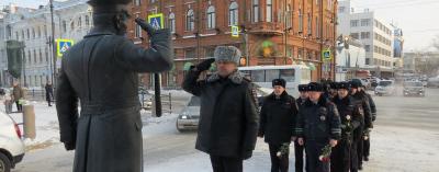 В Томске сотрудники региональной Госавтоинспекции почтили память легендарного регулировщика