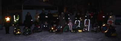 В Белгородской области родители и дети продемонстрировали пример безопасной экипировки для вечерних прогулок