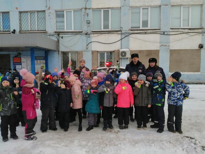 Экскурсию «Знакомство с профессией инспектор ГИБДД» посетили обучающиеся 1 «Б» класса школы № 17 города Череповца