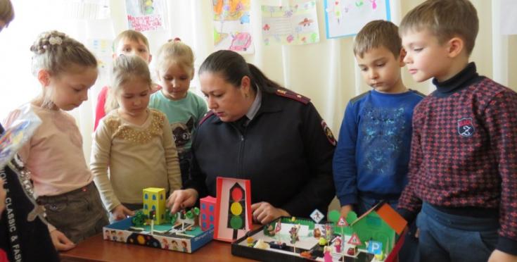 В Севастополе сотрудники ГИБДД при обучении дошкольников дорожным правилам используют тематические макеты