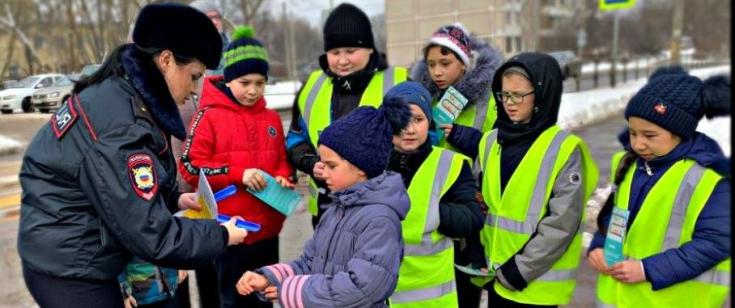 Подмосковные автоинспекторы провели акцию вблизи пешеходного перехода