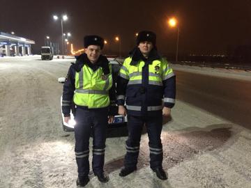 Жительница Казани поблагодарила инспекторов ДПС за помощь на дороге