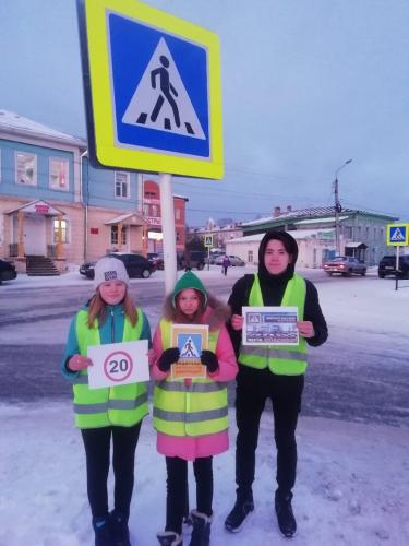Мероприятие, направленное на профилактику аварийности с участием пешеходов, провели сотрудники ГИБДД Тотемского района совместно с добровольными помощниками отряда «Позитив»