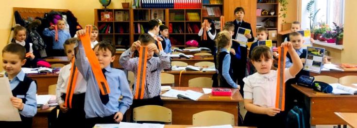 В Белгородской области сотрудники ГИБДД провели для школьников мастер-класс по ношению СВ-элементов