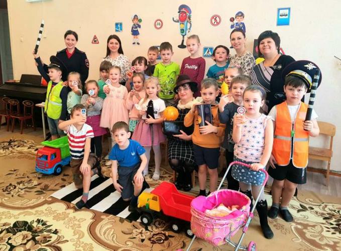 Автоинспекторы Кубани в игровой форме напомнили дошколятам о правилах безопасности