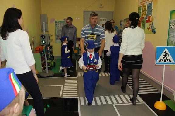В Ленинске-Кузнецком сотрудники ГИБДД провели для родителей и детей урок, где обучили основам безопасного поведения на дорогах