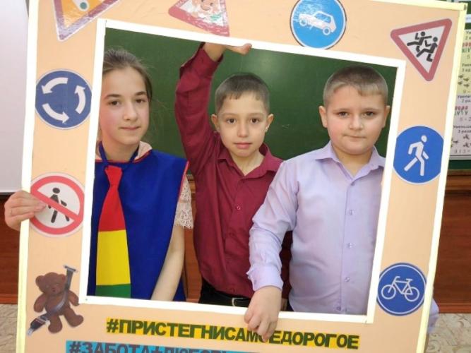В отдаленном северном поселке края юные инспекторы движения вышли на борьбу с нарушениями правил перевозки детей