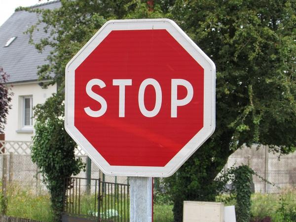 ЕДИНСТВЕННЫЙ ТЕКСТОВЫЙ ЗНАК, ПОЗАИМСТВОВАННЫЙ У АМЕРИКАНЦЕВ — STOP