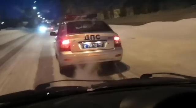 В Киселевске сотрудники ГИБДД помогли автоледи, машина которой сломалась вблизи железнодорожного переезда