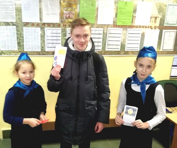 В Великом Новгороде юные помощники автоинспекторов проверили у сверстников наличие световозвращателей