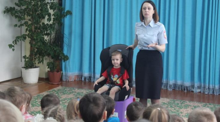 В Красноярском крае автоинспекторы учат детей пристегиваться в автокреслах
