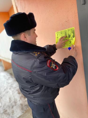 Во дворах и подъездах населенных пунктов Хакасии яркие плакаты знакомят граждан с дорожной безопасностью