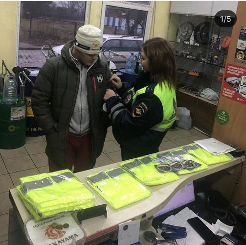 В Гвардейске сотрудники Госавтоинспекции провели акцию для посетителей автомагазинов