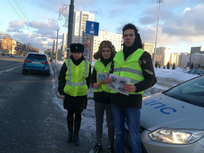 Пензенские автоинспекторы и волонтеры напомнили водителям и пешеходам о важности соблюдения Правил дорожного движения