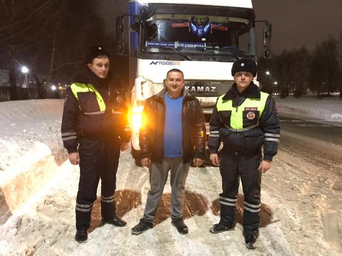В Татарстане автоинспекторы освободили из снежного плена большегруз из Тамбовской области