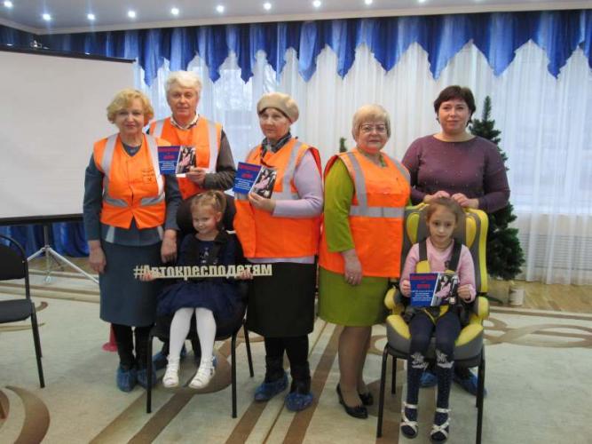 Госавтоинспекции Кубани совместно с представителями патруля «серебряного возраста» провели акцию «Автокресло – детям!»