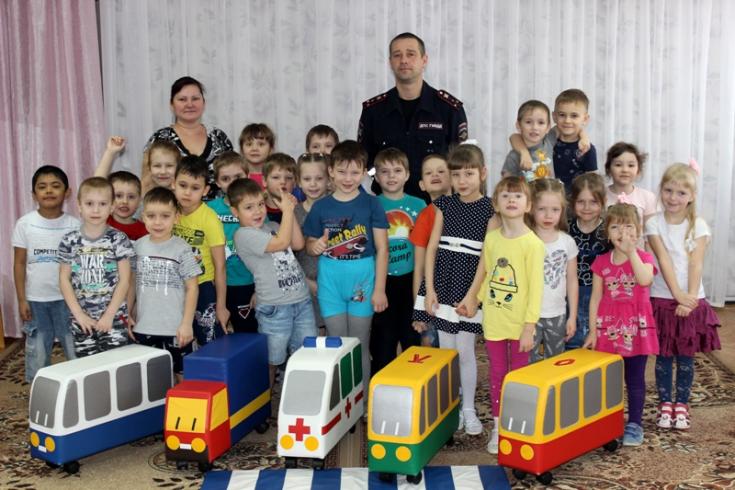 В Карталах сотрудник Госавтоинспекции провел занятие с воспитанниками детского сада