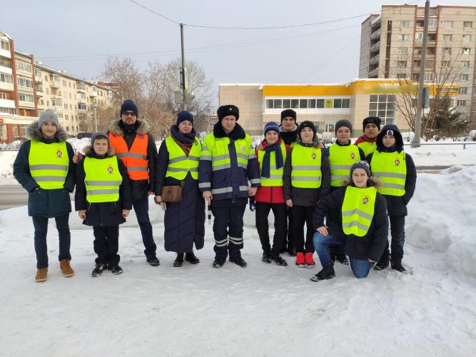 В Томской области активисты общественных объединений помогают школьникам безопасно добраться из школы домой
