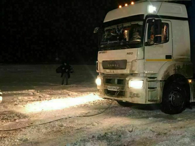 Инспекторы ДПС помогли дальнобойщику из Тамбова.