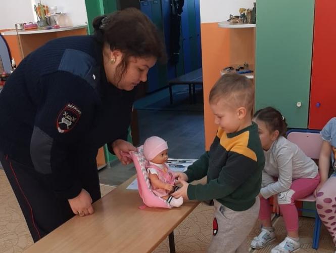 Сотрудники ГИБДД провели занятие по ПДД в таранайском детском саду