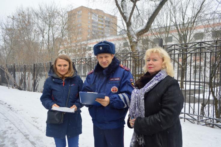 Сотрудники ГИБДД Москвы заботятся о безопасности юных пешеходов и маленьких пассажиров