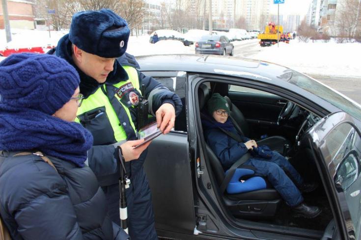 Сотрудники ГИБДД Москвы заботятся о безопасности юных пешеходов и маленьких пассажиров