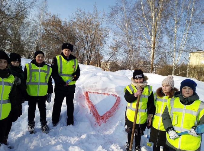 В Кемерове полицейские и школьники провели акцию «Дорожный знак на снегу»