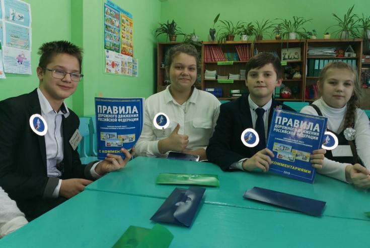В ходе тематических занятий автоинспекторы повторяют с брянскими школьниками правила безопасного поведения на дороге