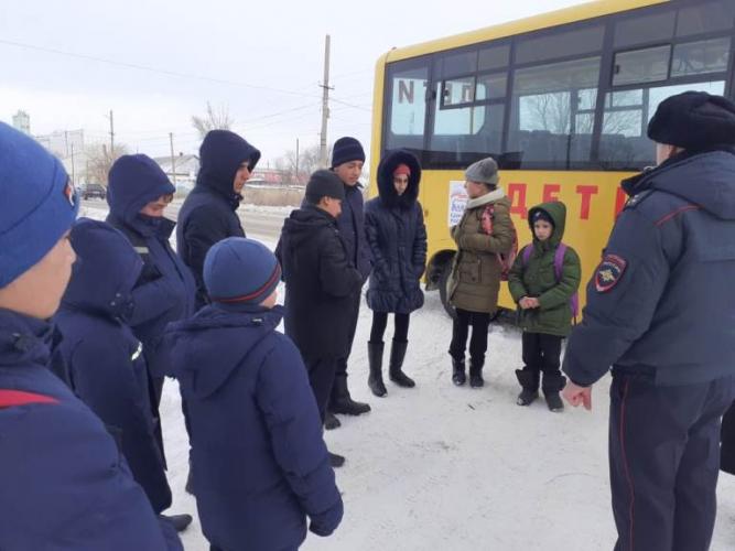 В Озинках автоинспекторы провели профилактическую акцию "Безопасный школьный автобус"