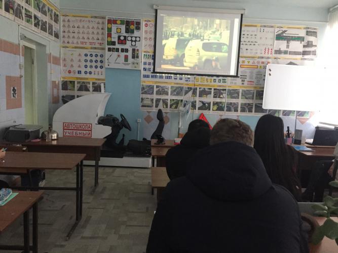 В Новоузенске сотрудники Госавтоинспекции провели беседу с начинающими водителями
