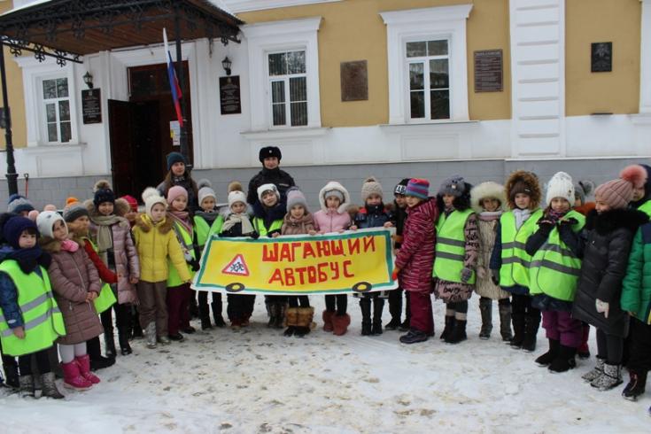 В Пензе автоинспекторы и школьники изучают безопасный маршрут из школы домой
