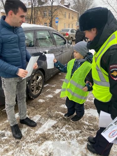 На улицах городов Ярославской области сотрудники Госавтоинспекции вместе с детьми проводят акции