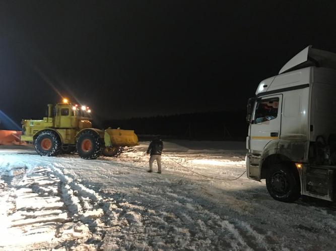 В Татарстане автоинспекторы освободили из снежного плена большегруз из Тамбовской области