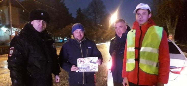 Во время ночных рейдов волонтеры и общественники Кабардино-Балкарии проводят информационные экскурсы дорожной безопасности