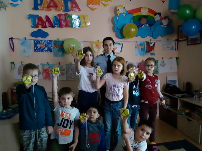 В окружной столице сотрудники ГИБДД посетили Ханты-Мансийский Центр социальной помощи семье и детям