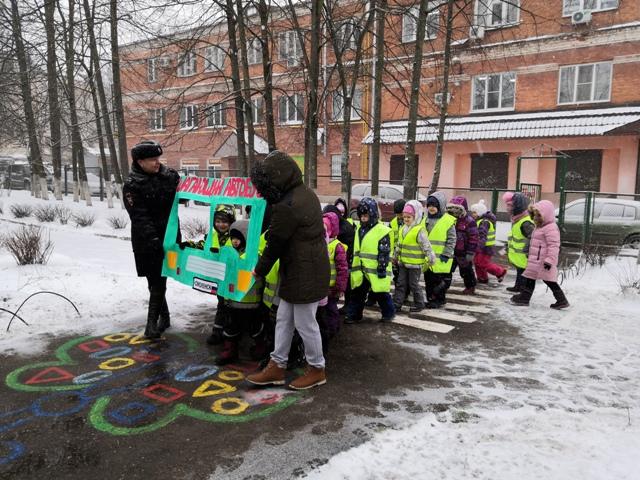 Сотрудники Госавтоинспекции провели для дошкольников акцию «Шагающий автобус»