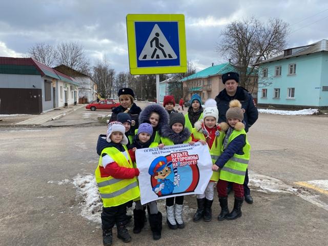 Сотрудники ГИБДД Гагаринского района совместно с учащимися провели акцию «Безопасный пешеход»