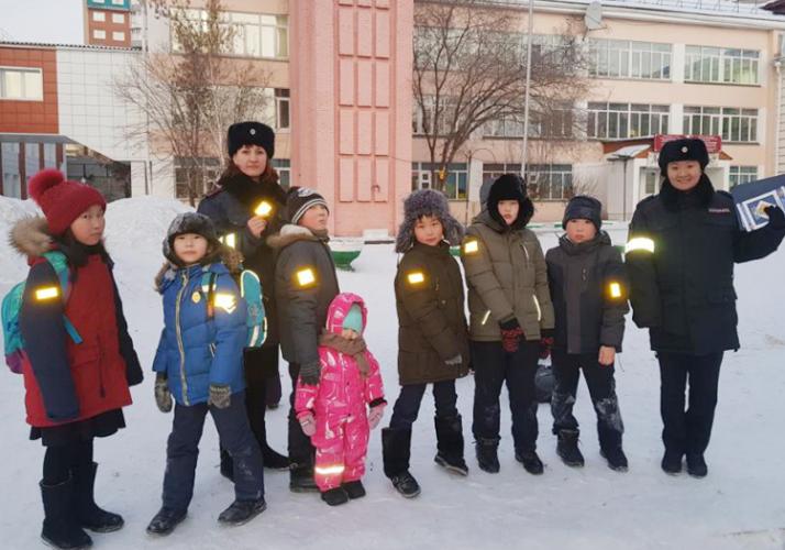 В столице Бурятии проводится мониторинг ношения световозвращающих элементов юными пешеходами