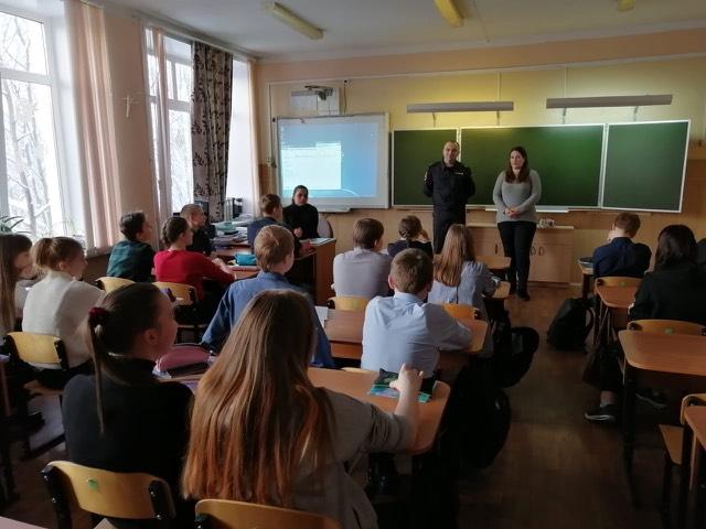 Сотрудники Госавтоинспекции ЗАТО города Североморска продолжают проводить профилактическую работу со школьниками