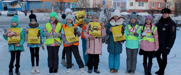 В Шарыпово в «единый день безопасности» госавтоинспекторы и их юные помощники напомнили водителям и пешеходам о соблюдении ПДД